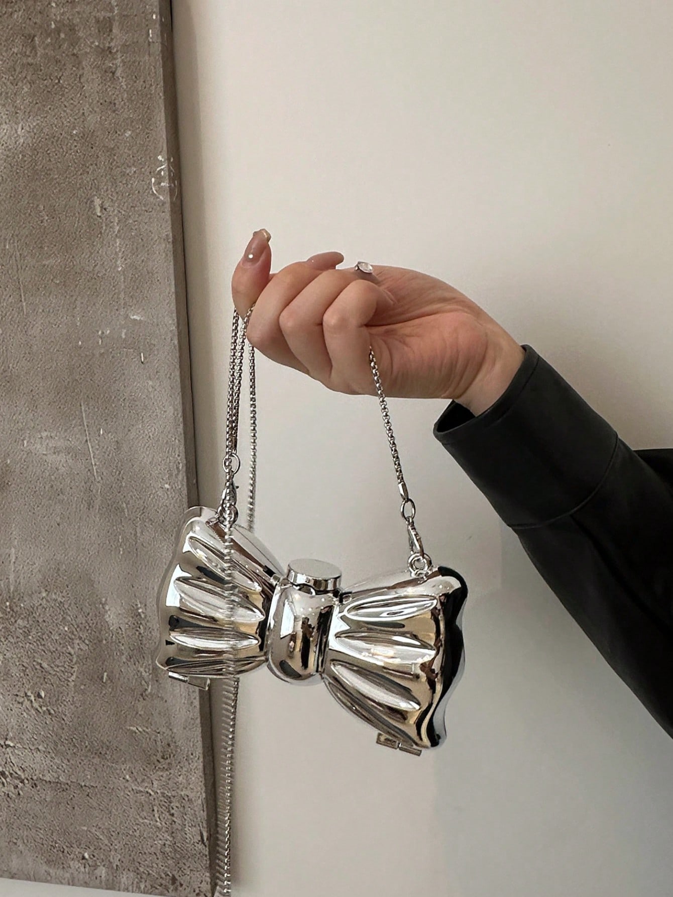 Tie Clip Silver - Kleine, glanzende clutch met een metallic